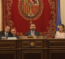 Don Felipe ocupa su lugar en la mesa presidencial del Palacio del Senado
